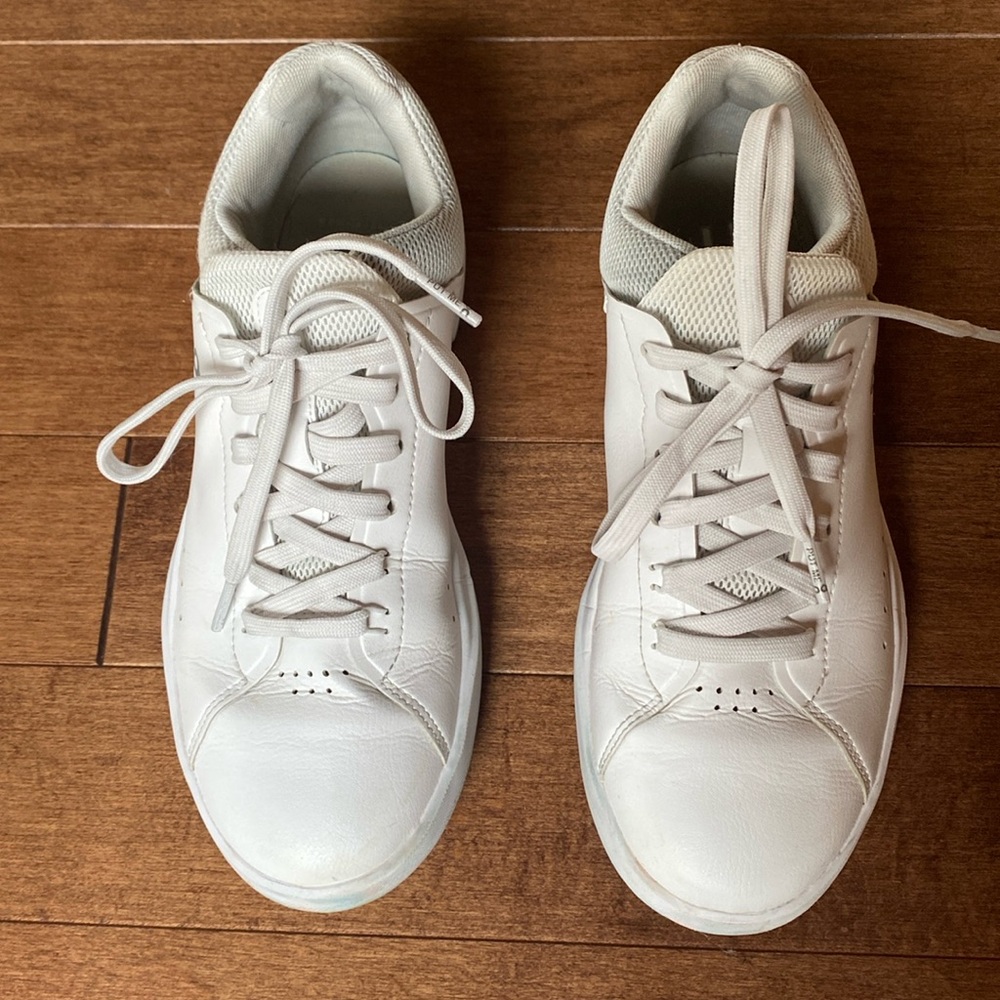 On Roger White Sneaker Sz 8